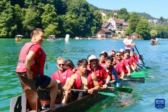 　6月29日，在瑞士埃格利紹，瑞士蘇黎世州華僑華人組織的“龍戰(zhàn)隊”參加龍舟賽。新華社記者 王其冰 攝
