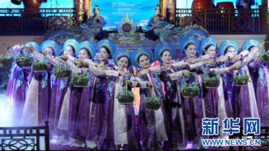 圖為6月29日在越南順化大內(nèi)皇宮閱是堂劇院表演的越南節(jié)目。記者 胡佳麗 攝