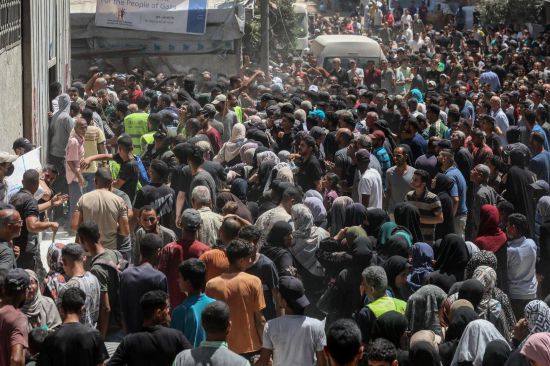 6月26日，巴勒斯坦人在加沙城等待領(lǐng)取援助物資。新華社發(fā)（里澤克·阿卜杜勒賈瓦德攝）