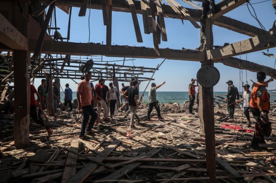 6月30日，人們在加沙城沿海地區(qū)查看遭襲的咖啡館。新華社發(fā)（里澤克·阿卜杜勒賈瓦德攝）