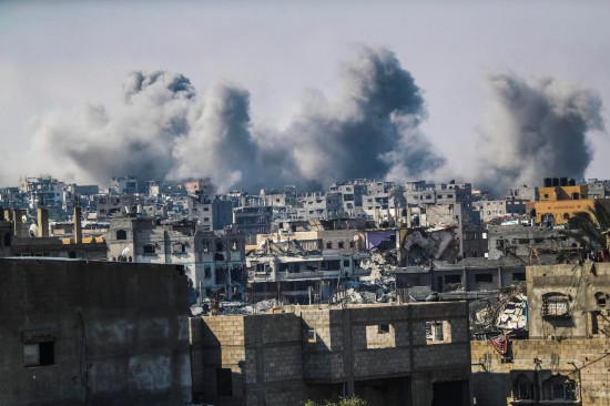 　4月19日，加沙城一處被以軍空襲的地點(diǎn)冒出濃煙。新華社發(fā)（馬哈茂德·扎基攝）