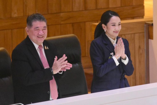 3月26日，在泰國曼谷，佩通坦（右）在不信任動議被否決后向人們致意。新華社發(fā)（拉亨攝）