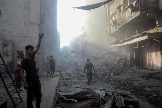 6月27日，民眾在加沙城查看以軍襲擊后的廢墟。新華社發(fā)（里澤克·阿卜杜勒賈瓦德攝）