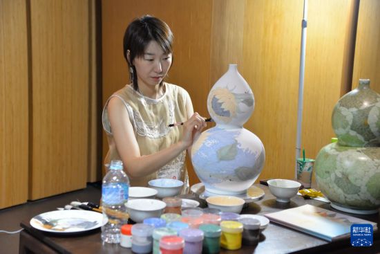 7月2日，一位女士在日本大阪世博會中國館江西活動日上展示景德鎮(zhèn)手工制瓷技藝。新華社記者 涂一帆 攝