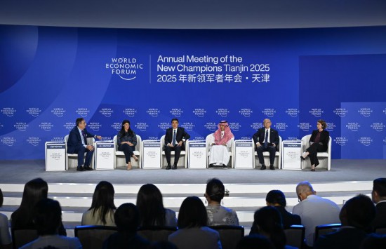 6月24日，在國家會(huì)展中心（天津），嘉賓參加“能源轉(zhuǎn)型現(xiàn)狀如何？”分論壇。新華社記者孫凡越攝