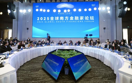 這是3月20日在2025全球南方金融家論壇上拍攝的以“金融合作促進(jìn)平等共治”為主題的圓桌討論環(huán)節(jié)。新華社記者李賀攝