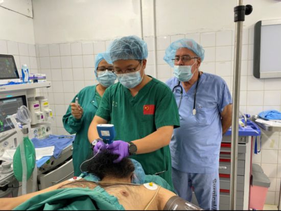 醫(yī)療隊(duì)長(zhǎng)杜伯祥為當(dāng)?shù)蒯t(yī)生示范視頻喉鏡氣管插管技術(shù)（中國醫(yī)療隊(duì)供圖）