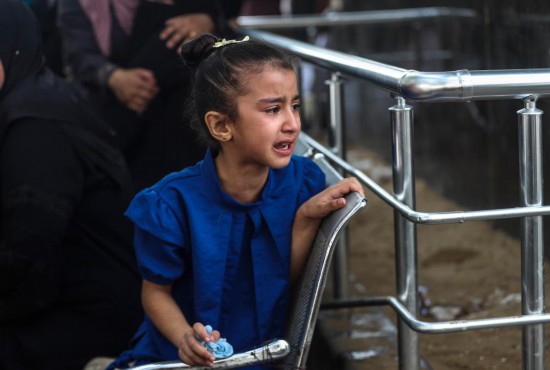  7月1日，在加沙城，一名小女孩參加巴勒斯坦人悼念以軍襲擊中的遇難者的儀式。新華社發(fā)（馬哈茂德·扎基攝）