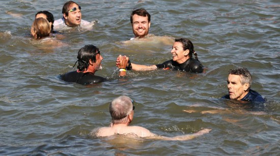   2024年7月17日，巴黎市長伊達(dá)爾戈（中右）在塞納河中游泳，向外界展示幾年來的河水凈化成效。新華社記者高靜攝