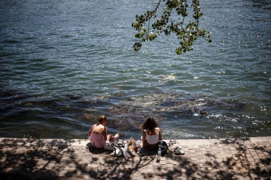   7月1日，游客在法國巴黎塞納河畔納涼。新華社/歐新