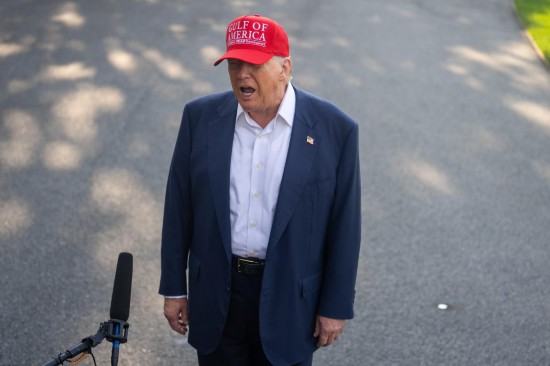   7月1日，在美國首都華盛頓白宮，美國總統(tǒng)特朗普在登機(jī)前回答記者提問。新華社記者胡友松攝