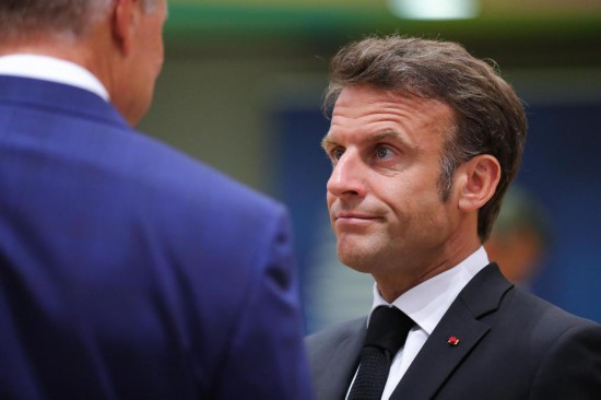   2023年6月29日，在比利時(shí)布魯塞爾，法國總統(tǒng)馬克龍（右）準(zhǔn)備出席歐盟峰會。新華社記者鄭煥松攝