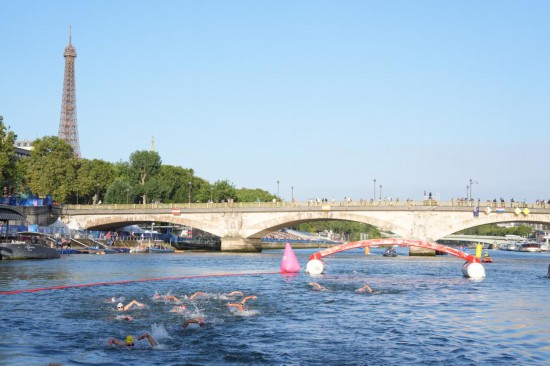   2024年8月8日，選手們在比賽中。當(dāng)日，巴黎奧運(yùn)會馬拉松游泳女子10公里比賽在巴黎塞納河舉行。新華社記者薛宇舸攝