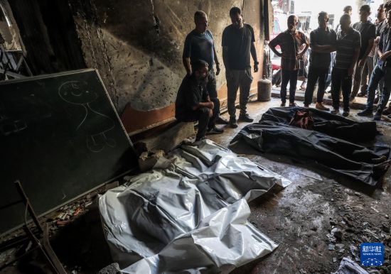 7月6日，巴勒斯坦人在加沙城悼念以軍襲擊中的遇難者。新華社發(fā)（馬哈茂德·扎基攝）