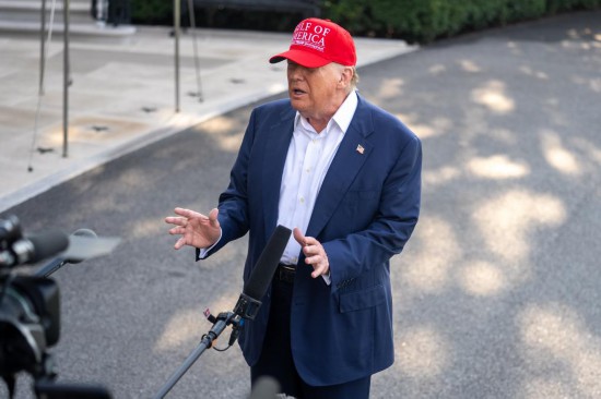 7月1日，在美國首都華盛頓白宮，美國總統(tǒng)特朗普在登機前回答記者提問。新華社記者 胡友松 攝