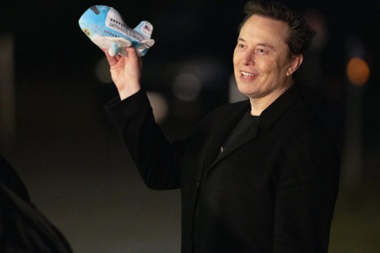 這是2月19日在美國首都華盛頓白宮拍攝的埃隆·馬斯克。新華社記者胡友松 攝