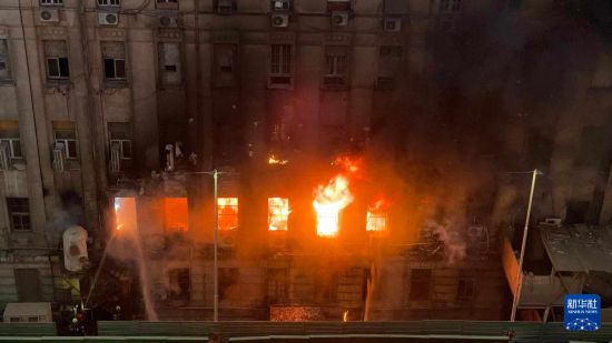 7月7日，消防人員在埃及首都開羅一座電信大樓的火災(zāi)現(xiàn)場工作。新華社發(fā)（伊斯梅爾·戈馬攝）