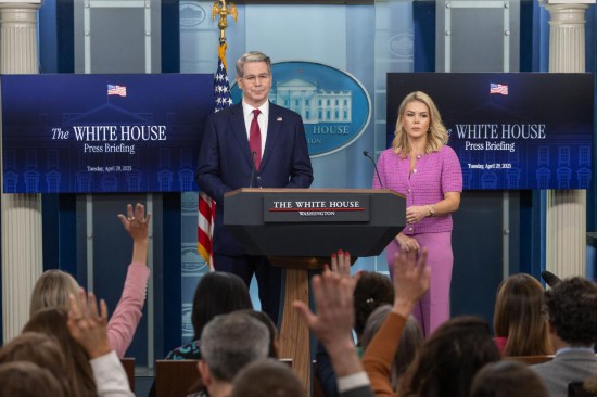 4月29日，美國白宮新聞秘書卡羅琳·萊維特（右）與美國財政部長斯科特·貝森特在華盛頓白宮出席記者會。新華社記者胡友松攝