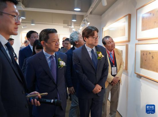 7月7日，在韓國首爾，現(xiàn)場嘉賓一同觀看展覽。新華社發(fā)（孫一然攝）