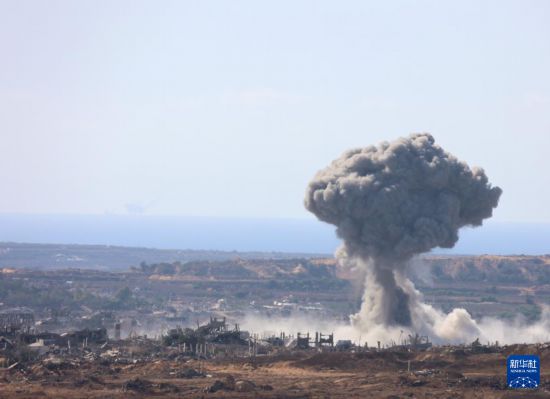 這是7月7日從加沙邊境以色列一側(cè)拍攝的加沙地帶遭襲后升起濃煙。新華社發(fā)（吉爾·科恩·馬根攝）