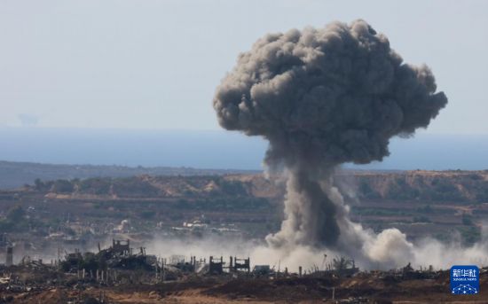 這是7月7日從加沙邊境以色列一側(cè)拍攝的加沙地帶遭襲后升起濃煙。新華社發(fā)（吉爾·科恩·馬根攝）