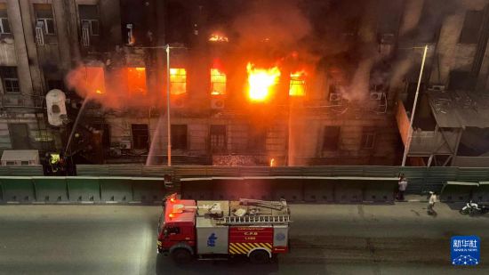 7月7日，消防人員在埃及首都開羅一座電信大樓的火災(zāi)現(xiàn)場工作。新華社發(fā)（伊斯梅爾·戈馬攝）