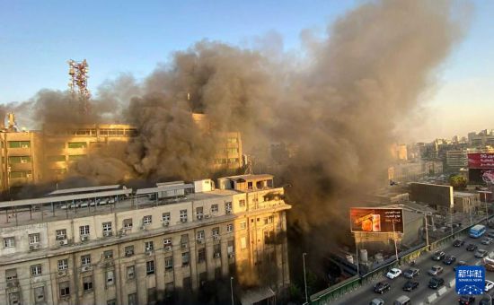 7月7日，在埃及首都開羅，一座電信大樓發(fā)生火災(zāi)冒出濃煙。新華社發(fā)（伊斯梅爾·戈馬攝）