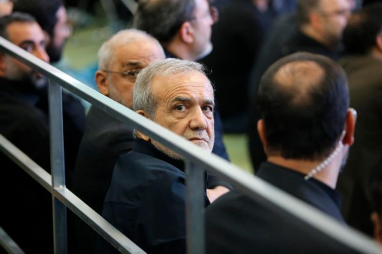 7月2日，伊朗首都德黑蘭，伊朗總統(tǒng)佩澤希齊揚參加紀(jì)念儀式。新華社發(fā)