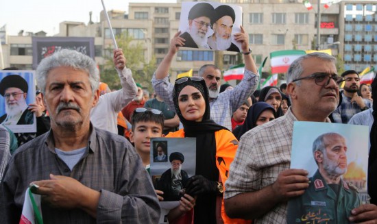 6月24日，民眾在伊朗首都德黑蘭革命廣場慶祝伊以停火。新華社發(fā)