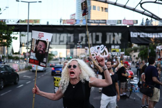 7月6日，民眾在以色列特拉維夫舉行游行集會，要求政府迅速在加沙地帶實現(xiàn)永久?；?，與巴勒斯坦伊斯蘭抵抗運動（哈馬斯）達成協(xié)議，讓被扣押人員盡快獲釋。新華社發(fā)（賈馬爾·阿瓦德攝）