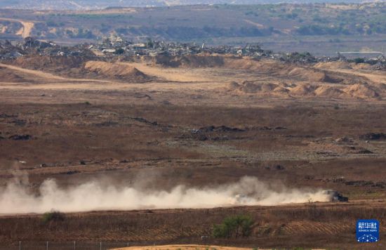 這是7月7日從加沙邊境以色列一側(cè)拍攝的加沙地帶被毀建筑。新華社發(fā)（吉爾·科恩·馬根攝）