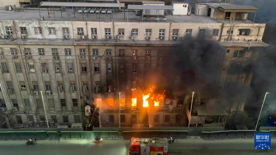  7月7日，消防人員在埃及首都開羅一座電信大樓的火災(zāi)現(xiàn)場工作。新華社發(fā)（伊斯梅爾·戈馬攝）