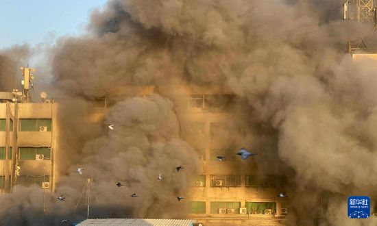 7月7日，在埃及首都開羅，一座電信大樓發(fā)生火災(zāi)冒出濃煙。新華社發(fā)（伊斯梅爾·戈馬攝）