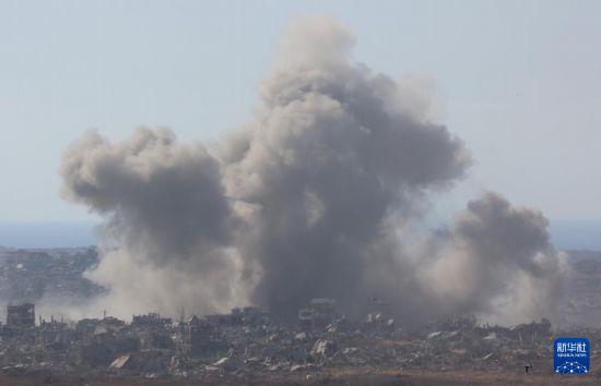 這是7月7日從加沙邊境以色列一側(cè)拍攝的加沙地帶遭襲后升起濃煙。新華社發(fā)（吉爾·科恩·馬根攝）
