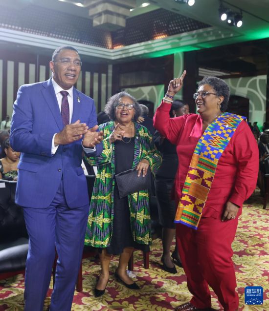 7月6日，在牙買加蒙特哥貝，牙買加總理霍爾尼斯（左）、加共體秘書長巴尼特（中）和巴巴多斯總理莫特利（右）出席加共體政府首腦會議開幕式。新華社記者 李夢馨 攝