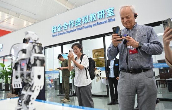 7月7日，來津參加“世界市長對話·上合峰會城市”活動的嘉賓在天津輕工職業(yè)技術(shù)學院參觀。新華社記者 李然 攝