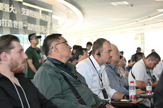 7月7日，中外嘉賓在天津港“智慧零碳”碼頭聽取介紹。新華社記者 李然 攝