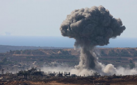 這是7月7日從加沙邊境以色列一側(cè)拍攝的加沙地帶遭襲后升起濃煙。新華社發(fā)（吉爾·科恩·馬根攝）