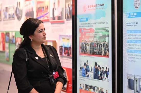 7月7日，來津參加“世界市長對話·上合峰會城市”活動的嘉賓在魯班工坊建設·體驗館參觀。新華社記者 李然 攝