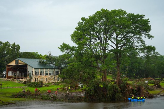 7月6日，在美國得克薩斯州亨特，救援人員在受災(zāi)地區(qū)工作。新華社/美聯(lián)