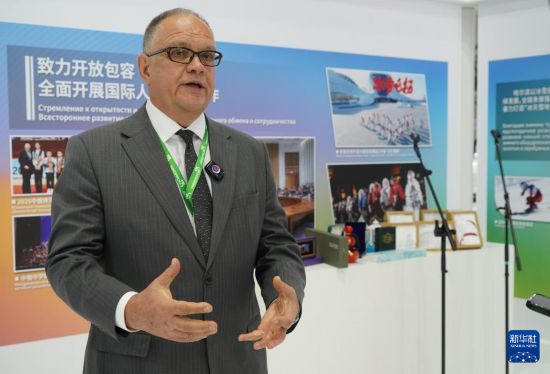 7月7日，俄羅斯駐華商務(wù)代表阿列克謝·達赫諾夫斯基在俄羅斯葉卡捷琳堡市舉行的第九屆中俄博覽會期間接受新華社記者專訪。新華社記者 劉愷 攝