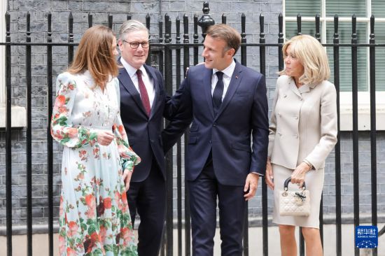 7月9日，英國(guó)首相斯塔默（左二）和夫人（左一）在英國(guó)倫敦唐寧街10號(hào)首相府前迎接法國(guó)總統(tǒng)馬克龍（右二）和夫人。新華社發(fā)