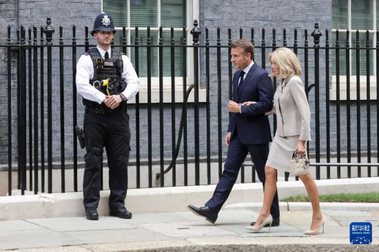 7月9日，法國(guó)總統(tǒng)馬克龍（右二）和夫人抵達(dá)英國(guó)倫敦唐寧街10號(hào)首相府。新華社發(fā)