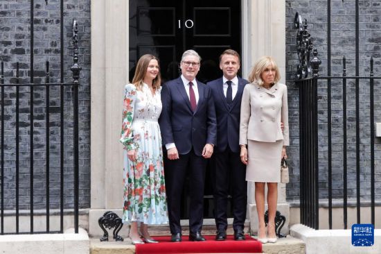 7月9日，英國(guó)首相斯塔默（左二）和夫人（左一）在英國(guó)倫敦唐寧街10號(hào)首相府前迎接法國(guó)總統(tǒng)馬克龍（右二）和夫人。新華社發(fā)