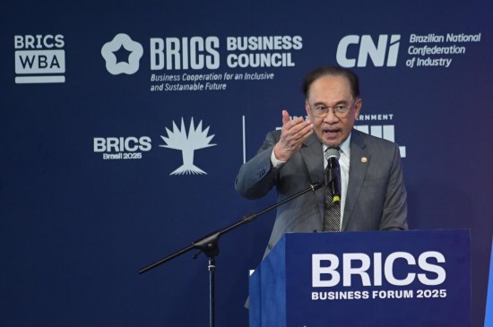 7月5日，馬來西亞總理安瓦爾·易卜拉欣在巴西里約熱內盧舉行的金磚國家工商論壇開幕式上講話。新華社發(fā)（盧西奧·塔沃拉攝）