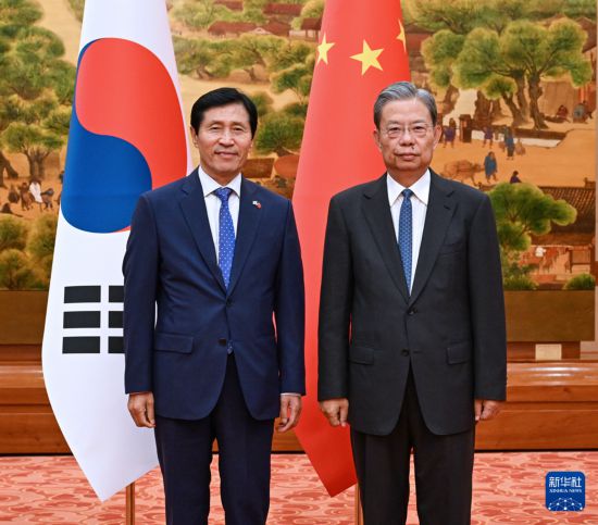 7月10日，全國人大常委會委員長趙樂際在北京會見韓國國會副議長李學(xué)永。新華社記者 饒愛民 攝