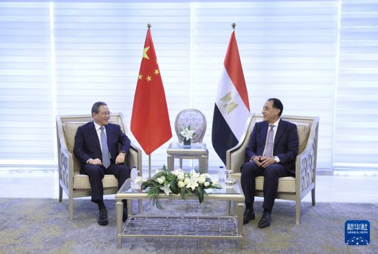  當(dāng)?shù)貢r間7月10日，國務(wù)院總理李強在開羅同埃及總理馬德布利舉行會談。新華社記者 丁海濤 攝