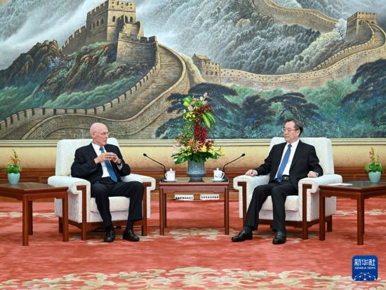 7月10日，中共中央政治局常委、國務(wù)院副總理丁薛祥在北京會見美國前財政部長保爾森。新華社記者 饒愛民 攝