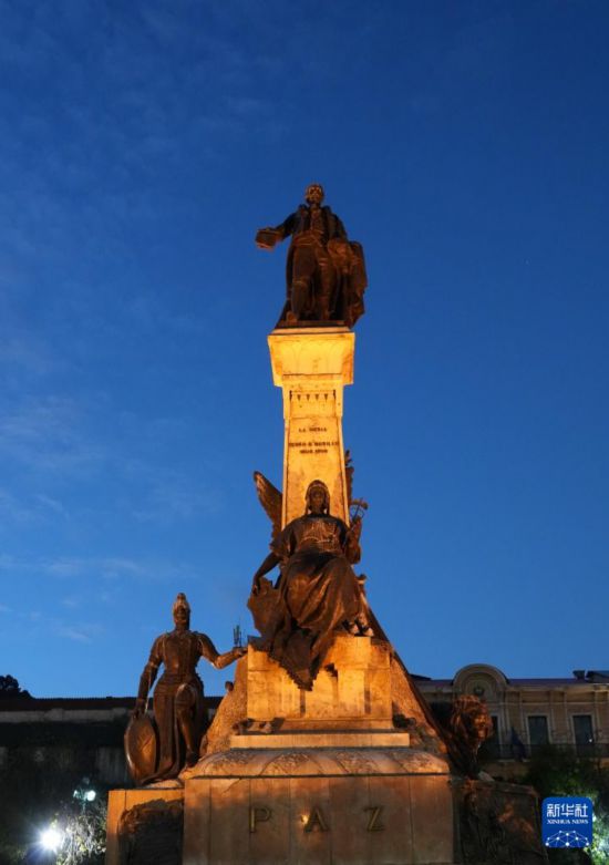 　　這是6月18日拍攝的玻利維亞拉巴斯穆里略廣場中央的佩德羅·多明戈·穆里略雕像。新華社記者 王植櫻 攝