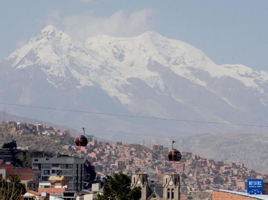 　　7月15日，纜車在玻利維亞拉巴斯城市上空穿梭。新華社發(fā)（哈維爾·馬馬尼攝）